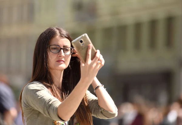 Lviv, Ucrania - 06 de mayo de 2017: Una chica hace selfie día soleado en Lv —  Fotos de Stock