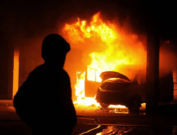 Coche en llamas, disturbios, anti-gobierno, crimen — Foto de Stock