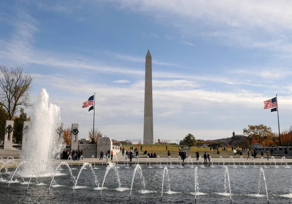 Památník druhé světové války na National Mall a George Washington monument — Stock fotografie