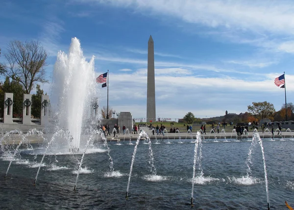 Memorial da Segunda Guerra Mundial no National Mall e monumento de George Washington — Fotografia de Stock