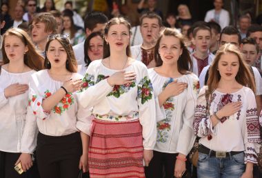İnsanlar, Vyshyvanka giyen (geleneksel Ukrayna işlemeli Bluzlar), şarkı Milli Marşı sırasında Dünya kutlama Vyshyvanka gün Lviv, Ukrayna.