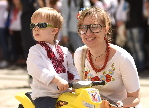 Φορώντας Vyshyvanka άτομα, (παραδοσιακή ουκρανική κεντημένες μπλούζες), κατά τη διάρκεια εορτασμού παγκόσμιας Vyshyvanka ημέρα σε Λβιβ, Ουκρανία. — Φωτογραφία Αρχείου