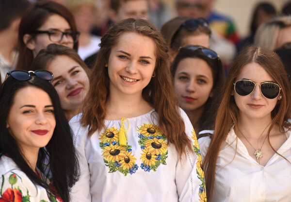  Люди в вышиванках (традиционные украинские вышитые блузки) во время празднования Дня Вышыванки во Львове, Украина
.