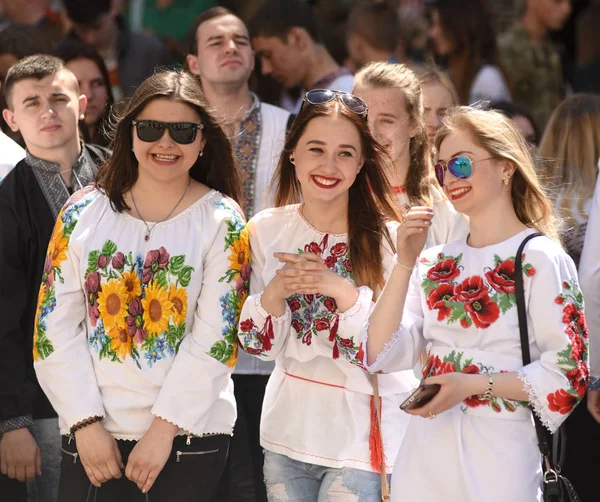 Personas que usan Vyshyvanka, (blusas bordadas tradicionales ucranianas), durante la celebración mundial Día de Vyshyvanka en Lviv, Ucrania . — Foto de Stock