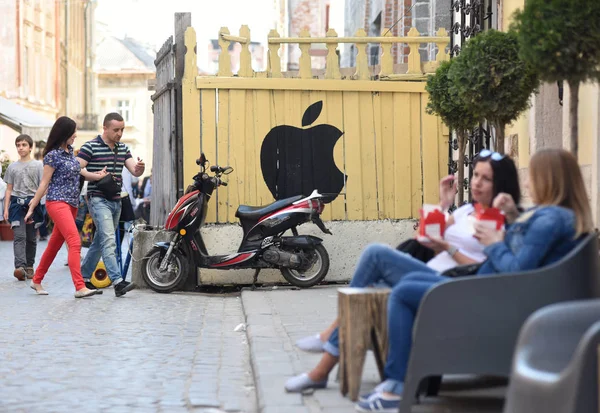 Люди біля електронний магазин і Apple зберегти логотип у Львові. — стокове фото