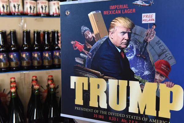 Une étiquette de bière mettant en vedette le président des États-Unis Donald Trump appelé "Trump" et écrit "Président des États déviés d'Amérique" brassé dans "" brasserie restaurant de bière . — Photo