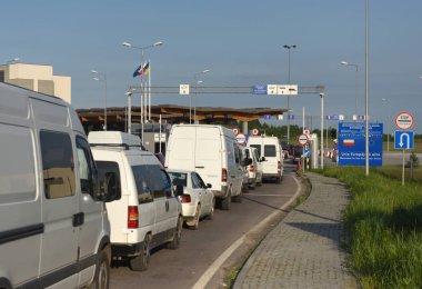 Hrushiv, Ukrayna - 31 Mayıs 2017: Hrushiv-Budomezh denetim noktası Ukrayna ve Polonya ile sınır şehri Lviv gelen bazı 60kms.