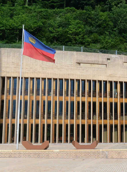 Edificio del parlamento de Liechtenstein en Vaduz con bandera Liechtenste — Foto de Stock