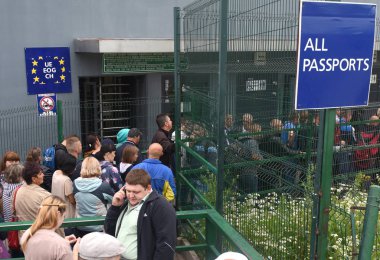 Medyka, Polonya - 11 Haziran 2017: Medyka-Shegyni denetim noktası Polonya ve Ukrayna ve Polonya şehir Przemysl gelen bazı 15kms ile sınır.