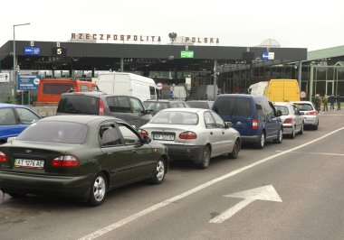 Polonya ve Ukrayna ve Polonya şehir Przemysl gelen bazı 15kms ile sınır Medyka-Shegyni denetim noktası.
