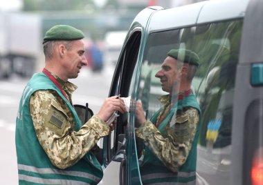 Shegyni-Medyka denetim noktası Ukrayna ve Polonya ile sınır Lviv Ukrayna şehir gelen bazı 100kms.