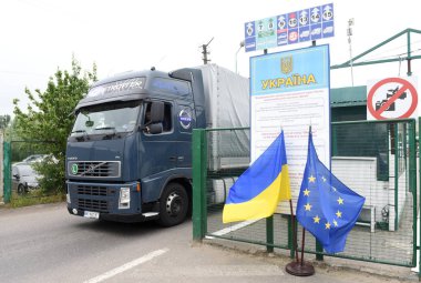 Shegyni-Medyka denetim noktası Ukrayna ve Polonya ile sınır Lviv Ukrayna şehir gelen bazı 100kms.
