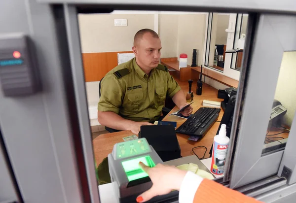 Medyka-Shegyni checkpoint on the border with  Poland and Ukraine and some 15kms from Poland city of Przemysl. — Stock Photo, Image