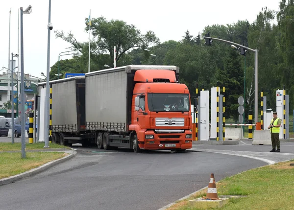 Posto de controlo Medyka-Shegyni na fronteira com a Polónia e a Ucrânia e a cerca de 15kms da Polónia cidade de Przemysl . — Fotografia de Stock