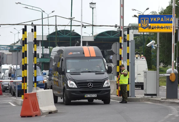 Medyka-Shegyni checkpoint på gränsen till Polen och Ukraina och vissa 15kms från Polen staden i Przemysl. — Stockfoto