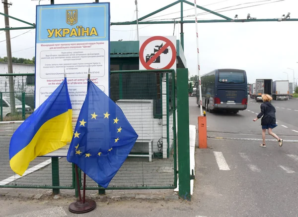 Shegyni-Medyka controlepost aan de grens met Oekraïne en Polen sommige 100kms van de Oekraïense stad Lviv. — Stockfoto