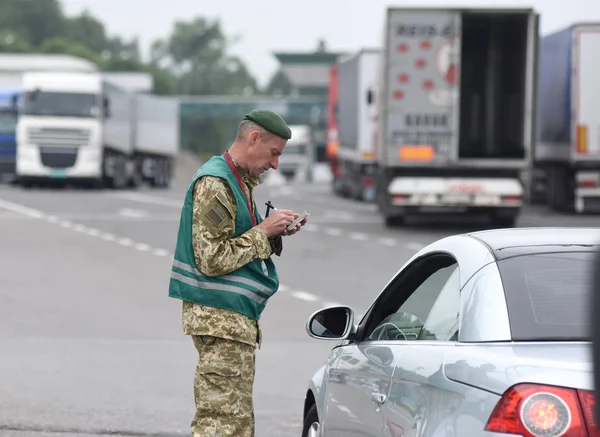 Шегині-медика контрольно-пропускний пункт на кордоні з Україною та Польщею деякі 100kms від українського міста Львова. — стокове фото