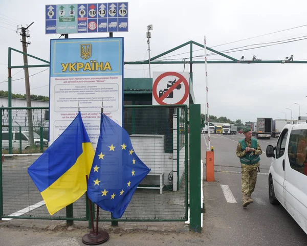 Shegyni-Medyka puesto de control en la frontera con Ucrania y Polonia a unos 100 km de la ciudad ucraniana de Lviv . — Foto de Stock