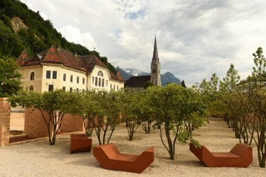 Vaduz, Liechtenstein. Eski bina Parlamento ve Katedrali St Florin Vaduz, Liechtenstein.