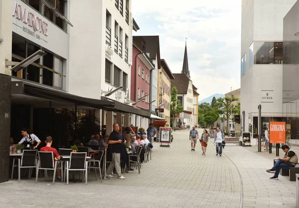 Pessoas no centro de Vaduz, Lichtenstein . — Fotografia de Stock