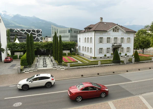 Vaduz, Liechtenstein sokaklarında arabalar. — Stok fotoğraf