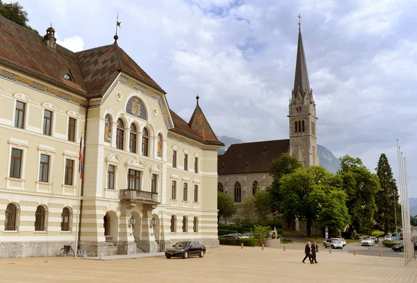 Antiguo edificio del Parlamento y Catedral de San Florín en Vaduz, Liechtenstein . — Foto de Stock