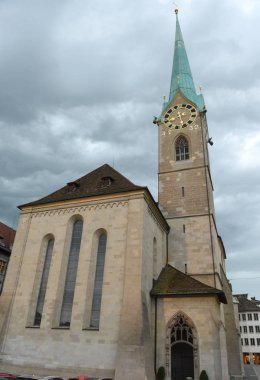 Akşam saat Fraumunster kilisede Zurich, İsviçre 