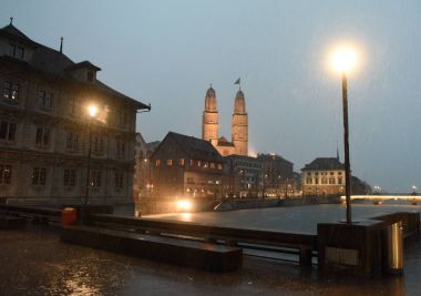 Zürih akşam görünüm sırasında yağmur büyük Minster Kilisesi (Grossmunster) Switzerlan ile