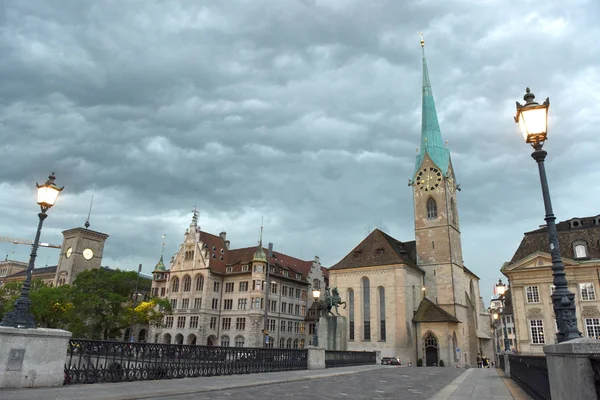 Fraumunster εκκλησία στο χρόνο βράδυ στη Ζυρίχη, Ελβετία — Φωτογραφία Αρχείου