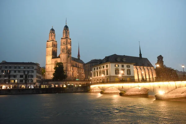 Zürcher Abendblick bei Regen mit grosser Münsterkirche (Grossmünster) in der Schweiz — Stockfoto