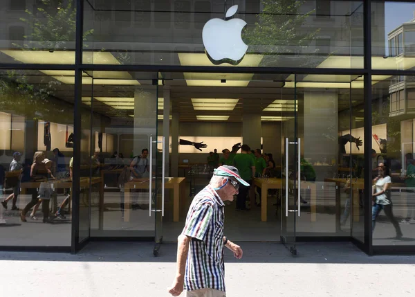 Apple store na ulicy Bahnhofstrasse, w Zurychu, Szwajcaria — Zdjęcie stockowe