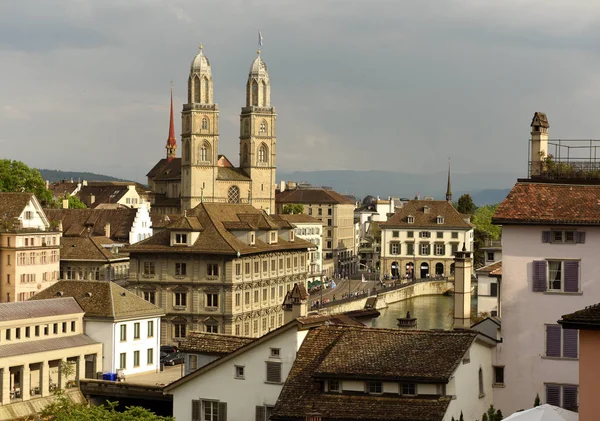 伟大的大教堂教会 （格罗斯） 在瑞士的苏黎世城市风光 — 图库照片