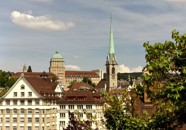 Panoráma města Curych s kostel Predigerkirche a hlavní budova univerzity v Curychu, Švýcarsko — Stock fotografie