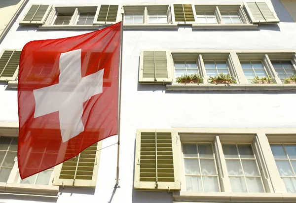 Svájci lobogó a homlokzat, épület, Zürich, Svájc — Stock Fotó