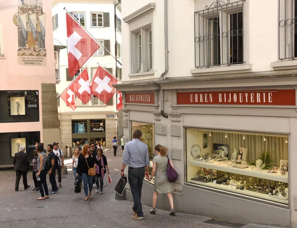Svájci zászlók a homlokzat, épület a történelmi városközpont, Zürich, Svájc. — Stock Fotó