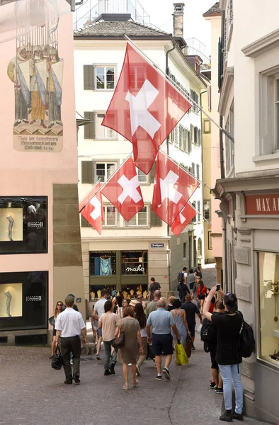 Svájci zászlók a homlokzat, épület a történelmi városközpont, Zürich, Svájc. — Stock Fotó