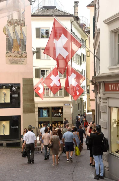 Schweizer Flaggen auf dem Fassadengebäude in der historischen Innenstadt von Zürich, Schweiz. — Stockfoto