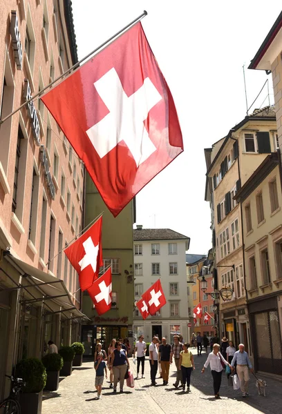Svájci zászlók a homlokzat, épület a történelmi városközpont, Zürich, Svájc. — Stock Fotó