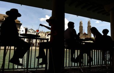 Zürih, İsviçre (Grossmunster) büyük Minster Kilisesi manzaralı kafe insanlar rahatlayın.