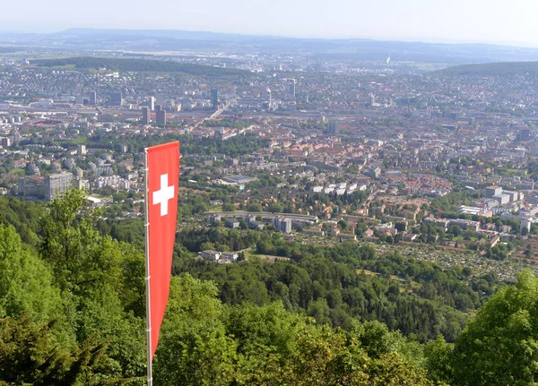 Schweizer Flaggen und Zürcher Rundblick vom uetliberg, Schweiz. — Stockfoto