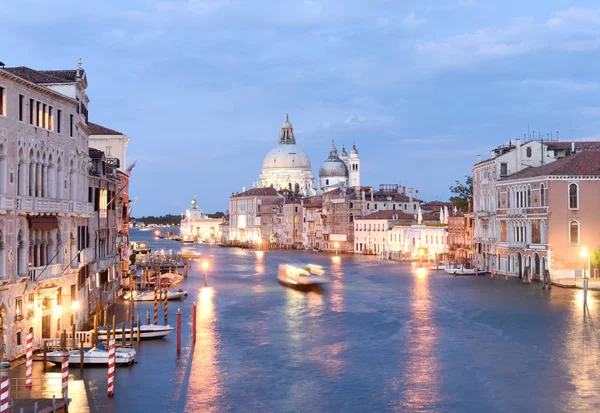 Венеція міський пейзаж вночі з Гранд-канал і базиліки Санта-Марія делла Салюте, Італія. — стокове фото