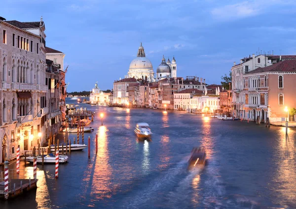 Paisagem urbana de Veneza à noite com o Grande Canal e Basílica de Santa Maria della Salute, Itália . — Fotografia de Stock