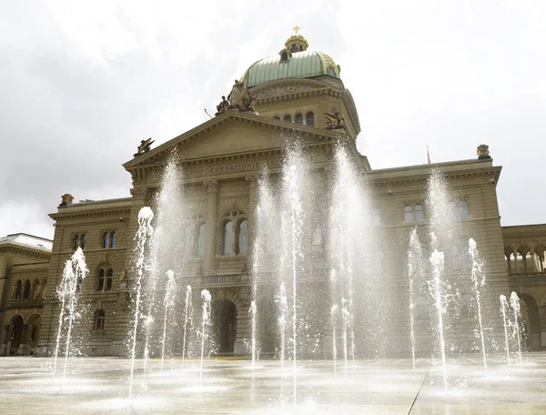 Edificio del Parlamento Suizo (Bundesplatz) en Berna, Suiza . — Foto de Stock