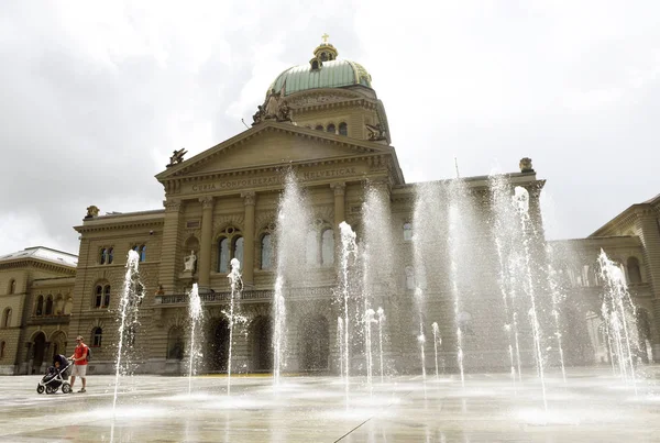 Edificio del Parlamento Suizo (Bundesplatz) en Berna, Suiza . — Foto de Stock
