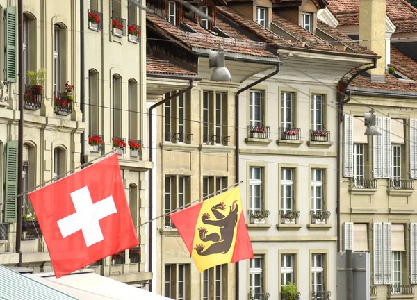Bendera Swiss dan bendera Bern di gedung fasad di Bern, Swiss . — Stok Foto