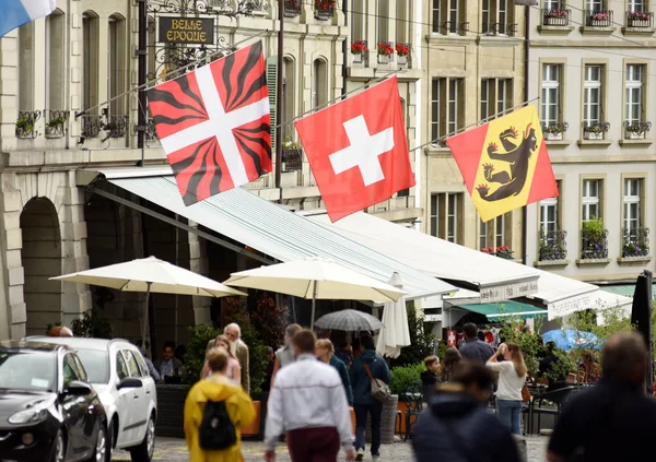 Människor i gamla centrum av Bern. — Stockfoto