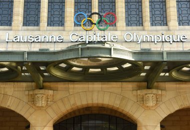 Olimpik halka ve kelime 'Lozan Capitale Olympique' Lozan bina ana tren istasyonu. 