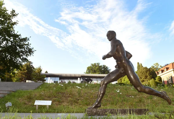 Skulpturer på Olympic Park nära Olympic Museum i Lausanne, Schweiz — Stockfoto