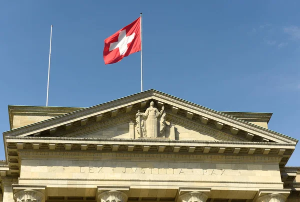 Svájci lobogó és szobor, az igazságszolgáltatás, a szövetségi Legfelsőbb Bíróság Swi — Stock Fotó