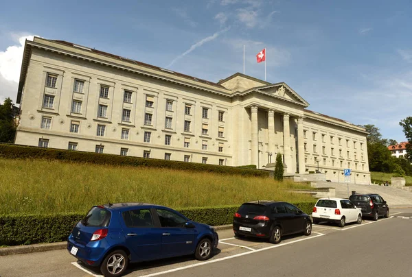 Aparcamiento cerca de Tribunal Supremo Federal de Suiza en Lausana — Foto de Stock
